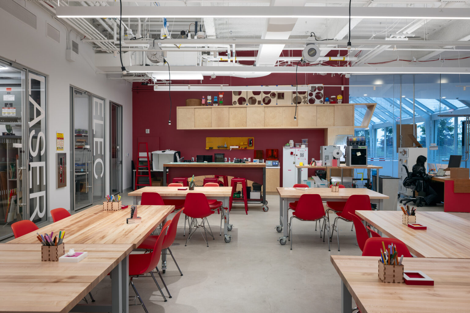 A color photo showing Cornell Tech’s MakerLAB. (Credit: NBBJ Photography)