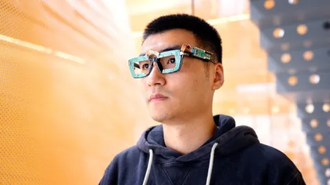 AI-powered ‘sonar’ on smartglasses tracks gaze and facial expressions 